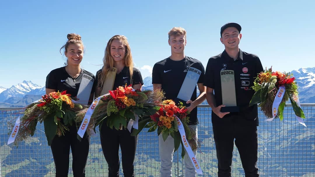 Die wertvollsten Spieler (MVP) der Beachvolleyball-Saison 2019: Nina Betschart und Mirco Gerson. Zudem erhielten Anna Lutz und Jonathan Jordan die Awards als "Youngster of the Year".