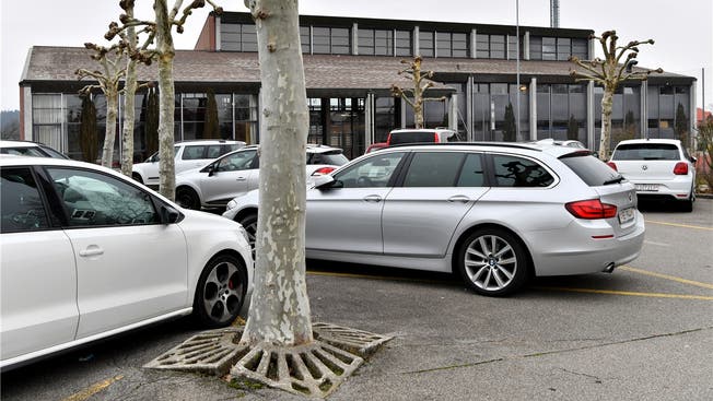 Enge Parkplätze und Wurzelschäden — vor der Mehrzweckhalle Wolfwil soll sich bald etwas ändern.
