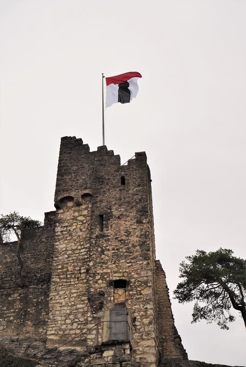 Eigentlich weht auf der Ruine des Turmes stets die Badener Fahne...