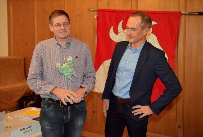 Pius Leimer (links) wird von Gemeinderat Peter Zumbach mit dem "Immerselig" ausgezeichnet.