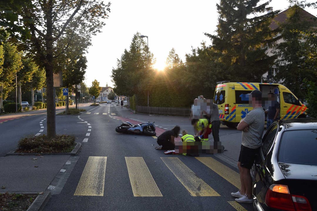 Zuchwil SO, 9. September Beim Überqueren eines Fussgängerstreifens in der Hauptstrasse in Zuchwil wurde eine Seniorin von einem Motorrad erfasst. Der Lenker wie auch die 84-jährige Frau wurden verletzt.