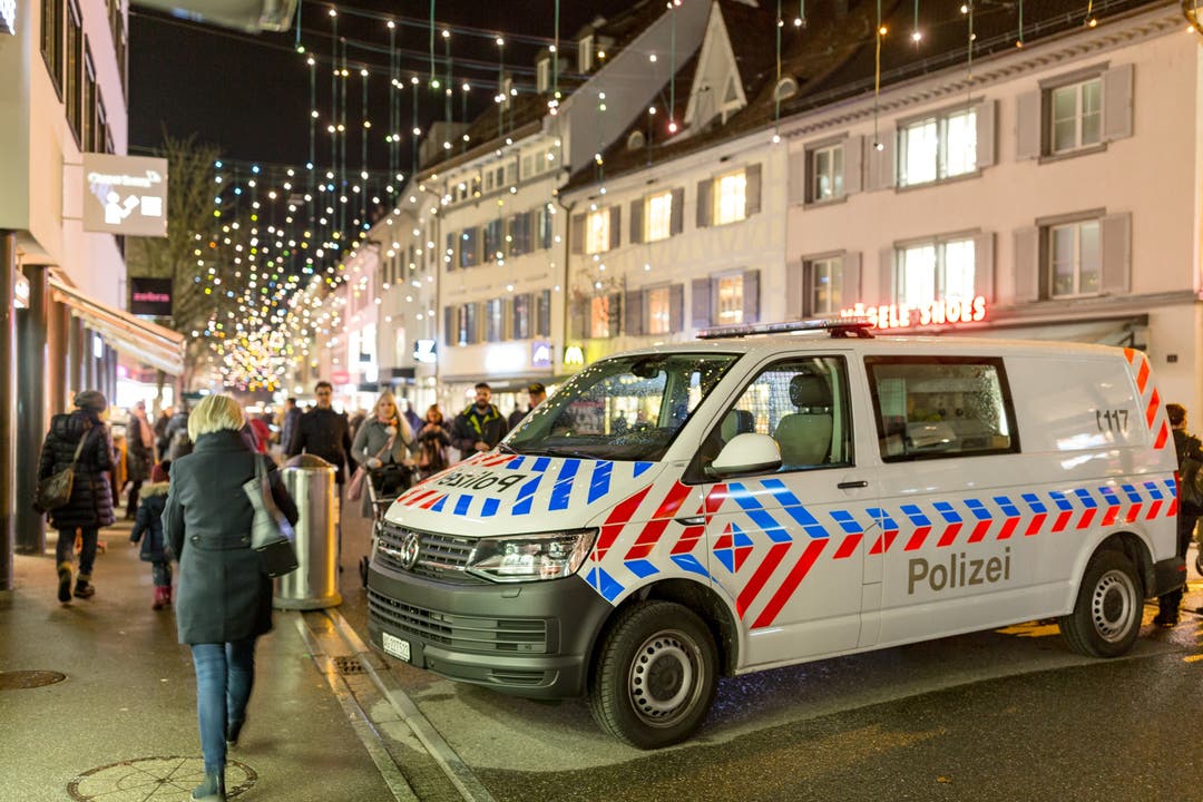Ein Auto der Polizei sichert die Zufahrt zum Schlossbergplatz.