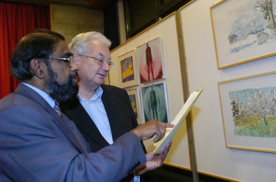  Kunstausstellung zugunsten eines Indien-Projekts im Pfarrsaal St. Marien Solothurn. Pater Antony Kolencherry mit Bischof Martin Gaechter.