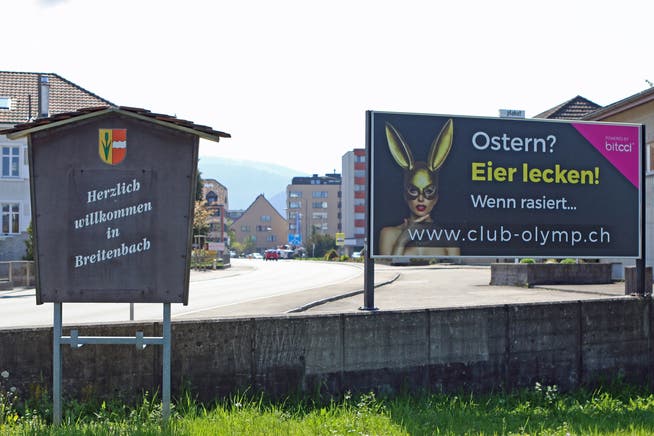 Gleich neben dem Breitenbacher Begrüssungsschild hängt die Werbung des Saunaclubs Olymp.