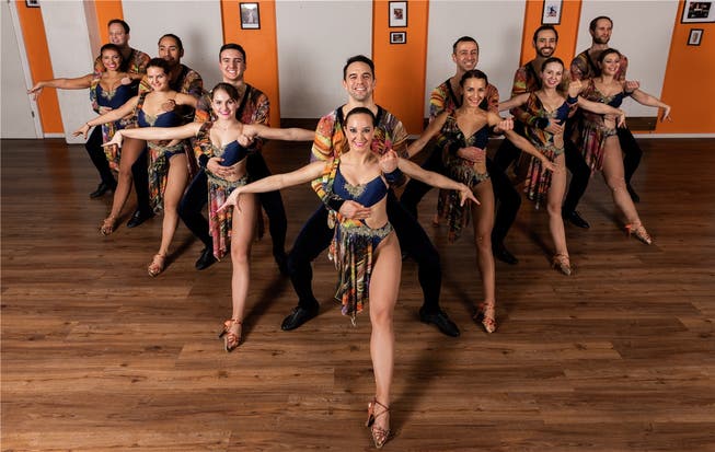 Melanie Eisenhut (Mitte) freut sich mit ihrem Amateur-Team der Tanzschule Salsa-People auf die Teilnahme an der Salsa-WM in Miami.Severin Bigler
