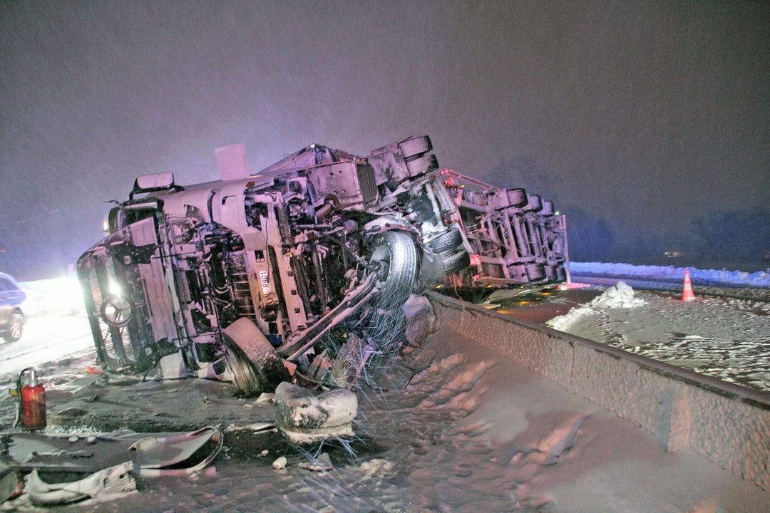 Ein umgestürzter LKW liegt auf der Autobahn 8 in der Nähe von Bernau (Bayern).