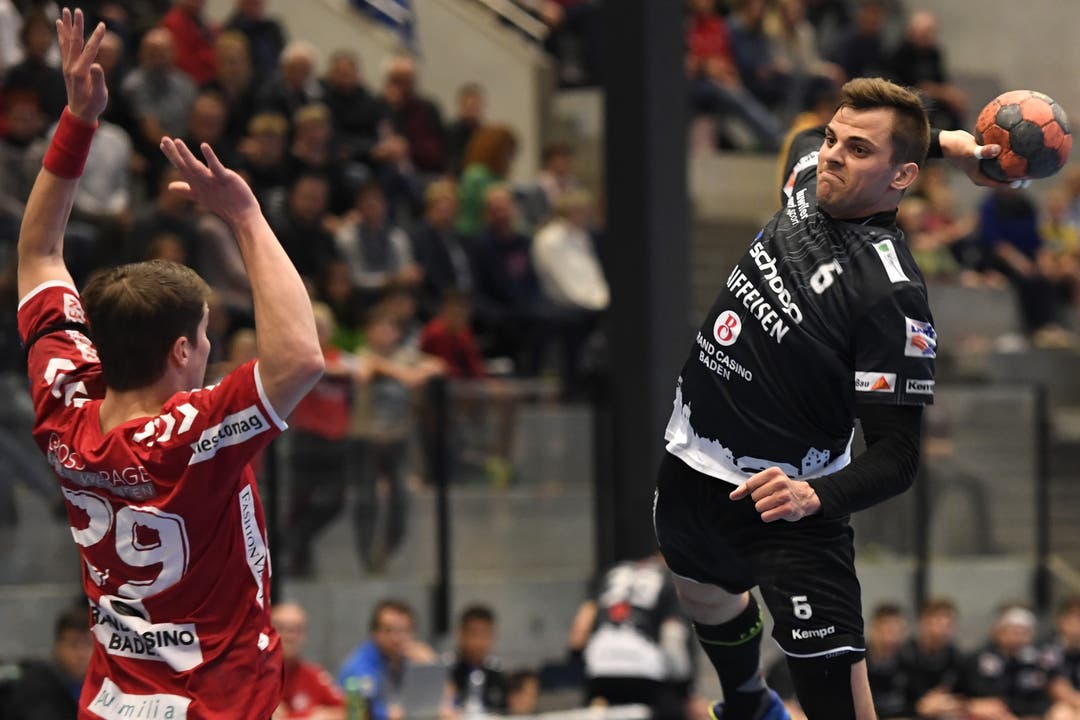 Handball, NLB: TV Endingen - STV Baden Pascal Bühler (rechts, Baden) gegen Sebastian Kündig (links, TV Endingen).