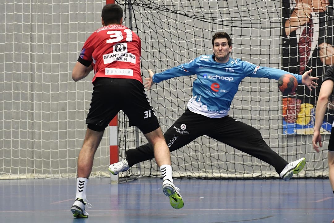 Handball, NLB: TV Endingen - STV Baden Armin Sarac (links, TV Endingen) gegen Goalie Marco Wyss.