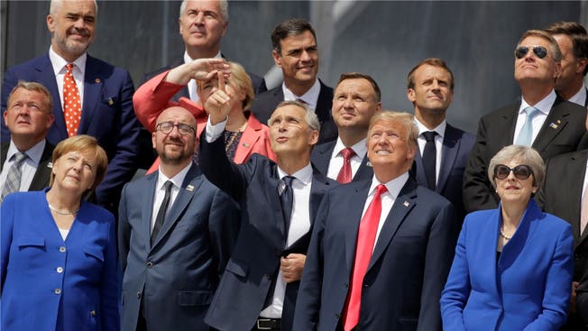 Theresa May (rechts unten) hat vorgesorgt, der Rest kneift die Augen zu: Beim Nato-Gipfel in Brüssel gab es einiges zu bestaunen. Markus Schreiber/AP/Keystone
