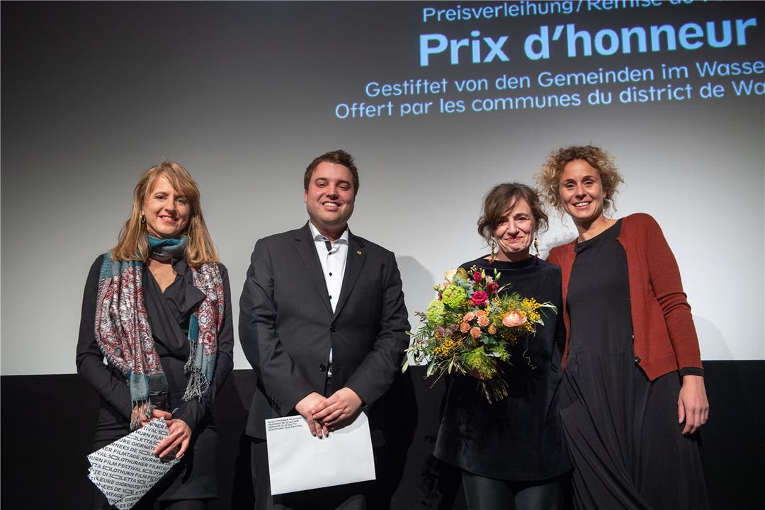Montag: Verleihung des «Prix d'honneur» V.l.: Seraina Rohrer, Simon Wiedmer als Vertreter des Wasseramts (Gemeindepräsident Kriegstetten), Giorgia de Coppi und Michela Pini (Produzentin).