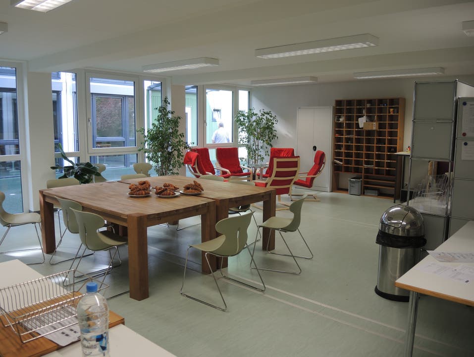 Schulprovisorium auf der Ländliwiese Blick ins neue Lehrerzimmer