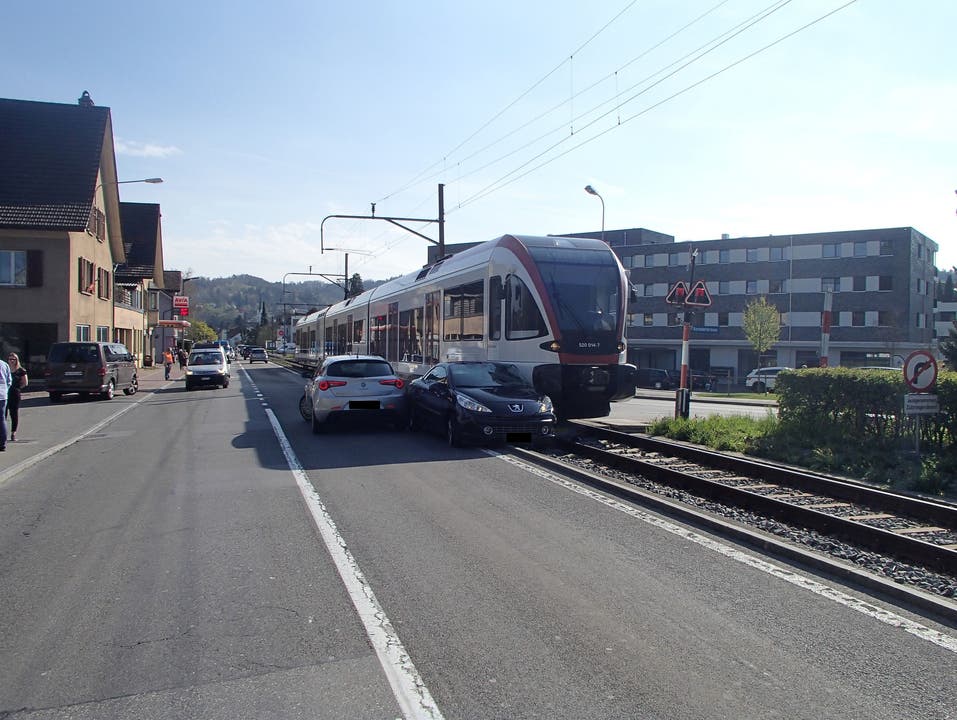 Seon AG, 18. April: Eine Auto kollidiert mit der Seetalbahn. Die Lenkerin wollte trotz Warnblinklicht über den Bahnübergang in die Aarauerstrasse abbiegen. Die 46-jährige Schweizerin wurde leicht verletzt.