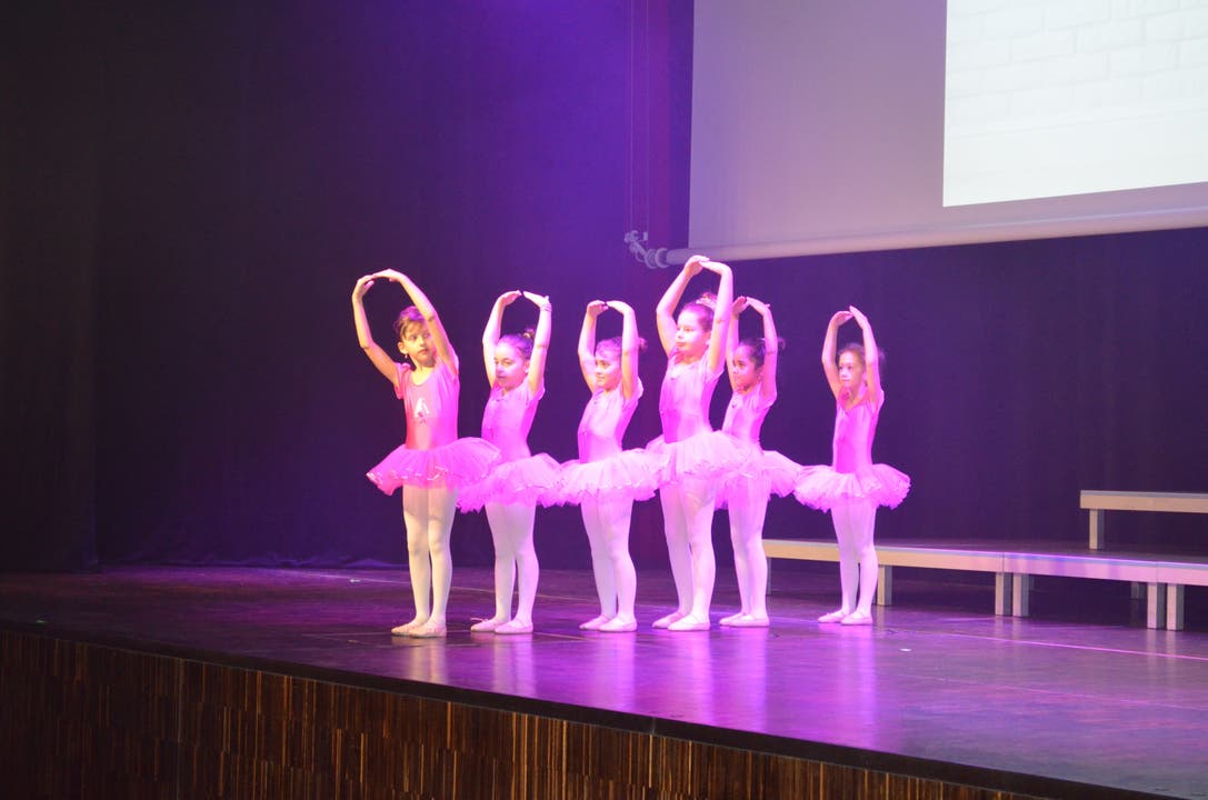 Kulturnacht 2019 im Campussaal Die Ballerinas des Danza Zentrums von Mariella Farré zeigen ihre Posen.