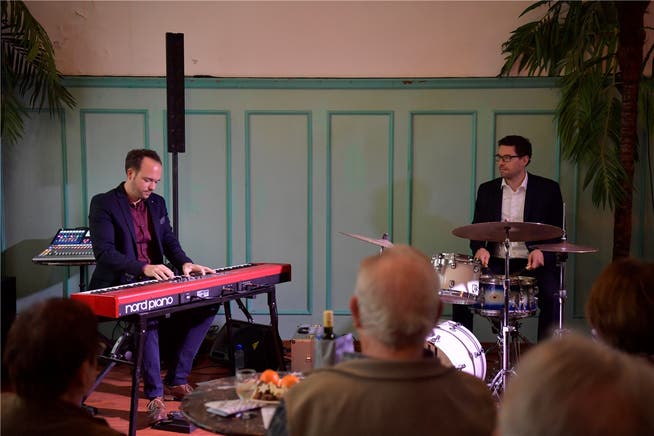 Chris Conz (links) und Mario Von Holten spielen im Rössli-Saal in Grenchen.