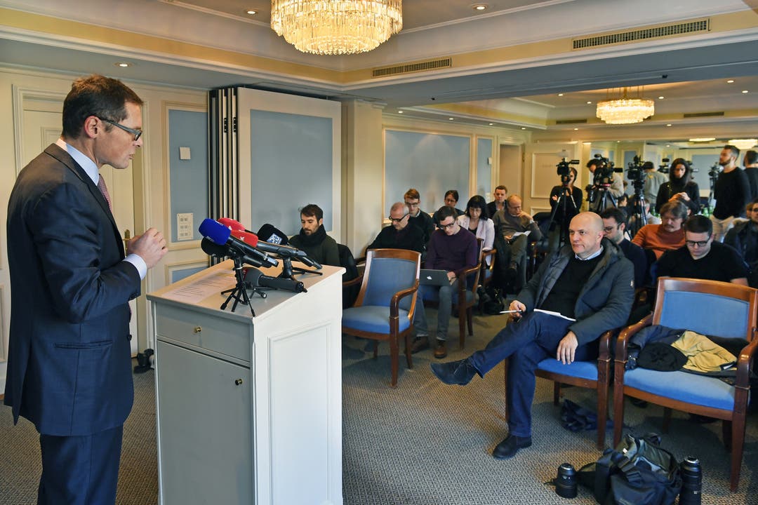 Einen Tag vor der Medienkonferenz hatte Köppel eine kryptische Einladung verschickt. Er wolle «dezidiert gegen das Kartell der EU-Anbindungs-Sympathisanten» antreten, so Köppel.