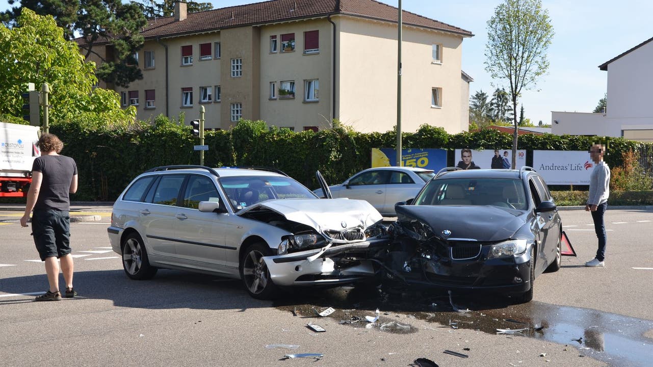 Muttenz BL, 11. September Am Dienstagmorgen prallten zwei Autos auf der Rennbahnkreuzung in Muttenz ineinander. Die beiden Lenker wurden nur leicht verletzt. Es entstand jedoch hoher Sachschaden.