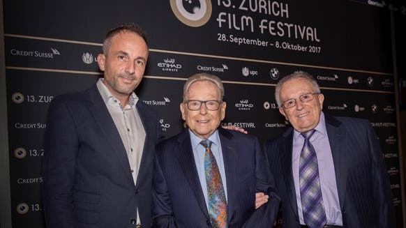 Röbi Rapp (mitte) mit seinem Mann Ernst Ostertag und Christoph Stühn vom Verein Memoriav, der für die Restaurierung des Films verantwortlich ist.
