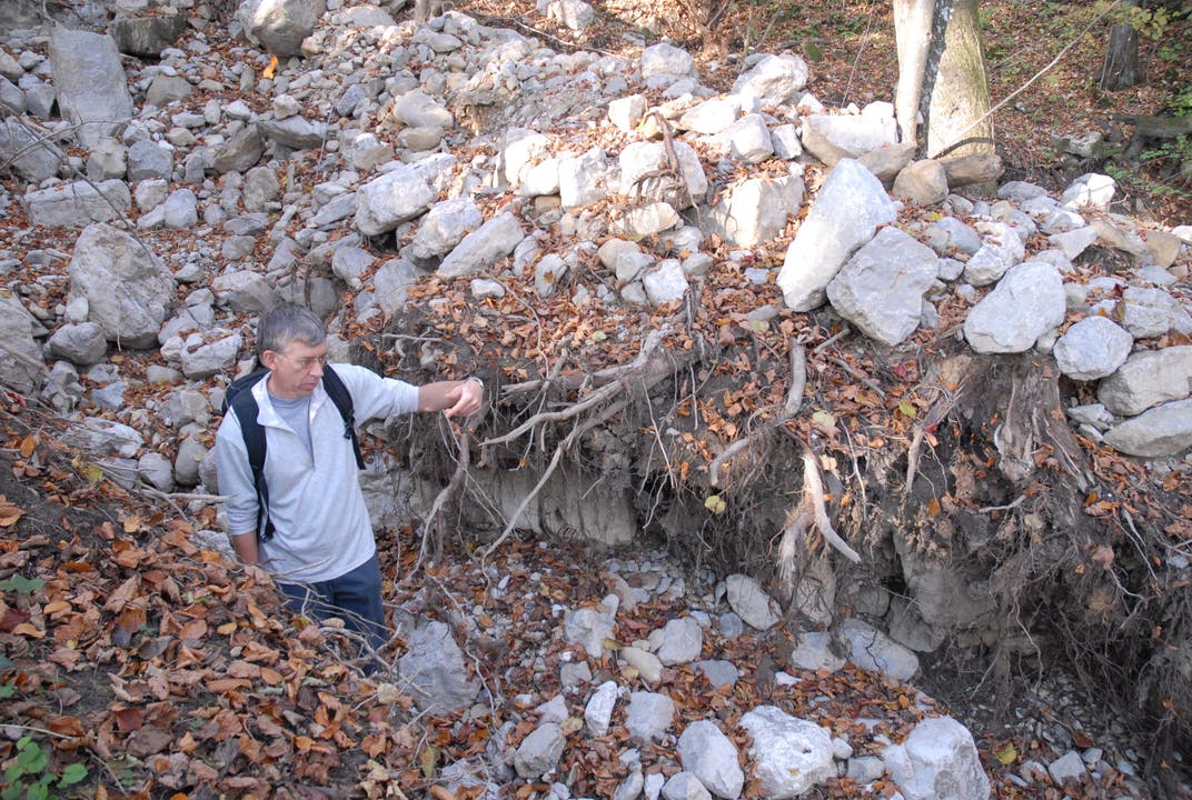  Ein Augenschein im Giglerbach nach dem Unwetter 2007 mit Geologe Pieter Ouwehand.