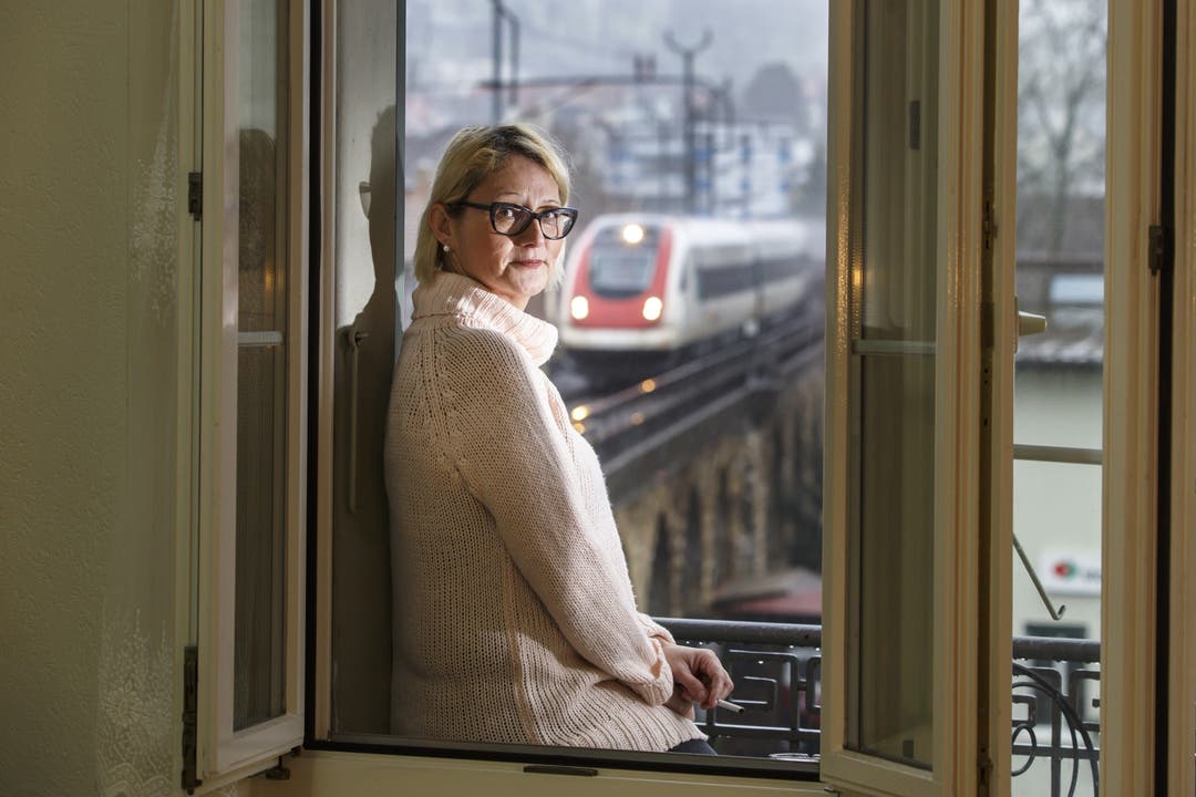 Wenn Cristiany Grossrieder auf dem Balkon sitzt, kann sie den Zügen beim Vorbeifahren direkt zuschauen.