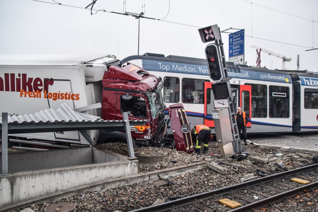 Am 19. Oktober 2018 hat ein Lastwagen auf dem Mutschellen beim Abbiegen in Richtung Berikon das Rotlicht missachtet und ist mit einer Zugskomposition der Bremgarten-Dietikon Bahn kollidiert.