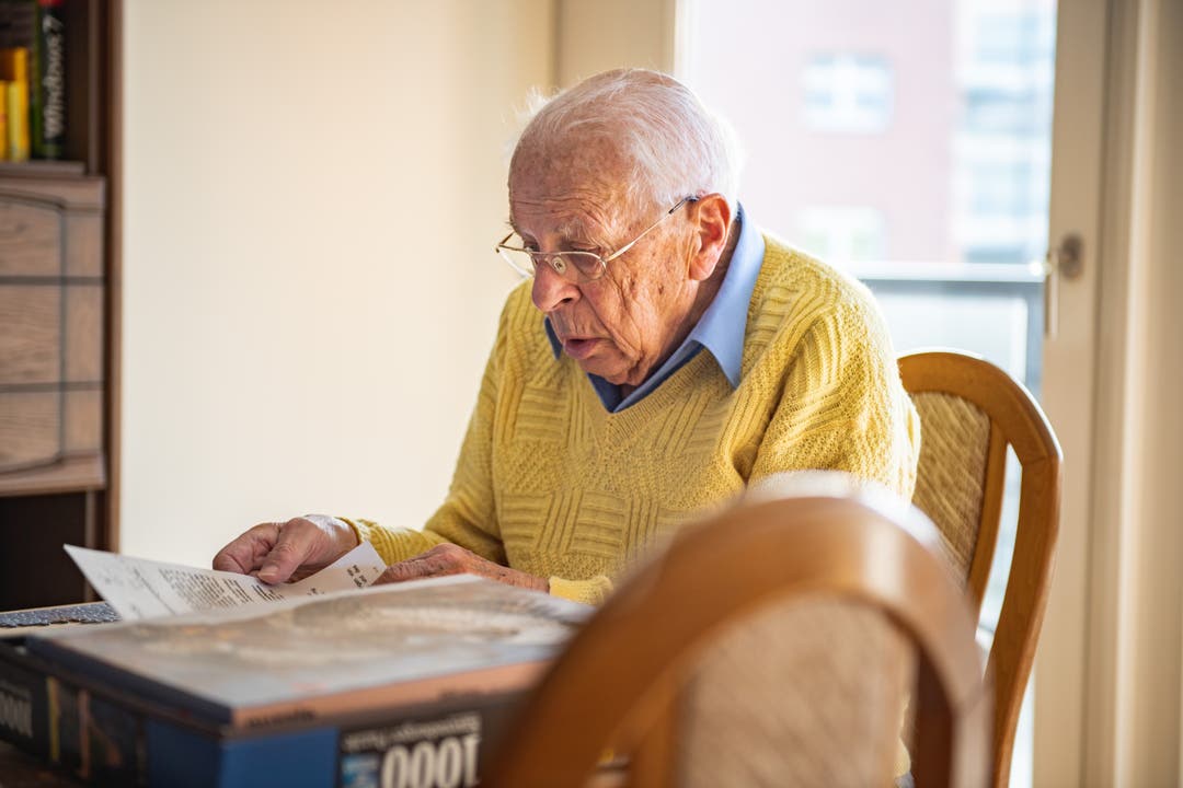  Theodor Lips in seiner Alterswohnung in Olten - er liest die Angaben zur «Strong-Age»-Studie durch, an welcher er teilgenommen hat.