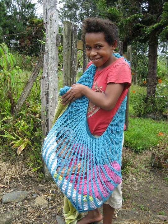 Das Bilum, eine traditionelle Netztasche, wird für alles Mögliche eingesetzt: Zum Einkaufen, für den Transport von Gartenprodukten, als Babytraghilfe oder auch als Schulranzen.