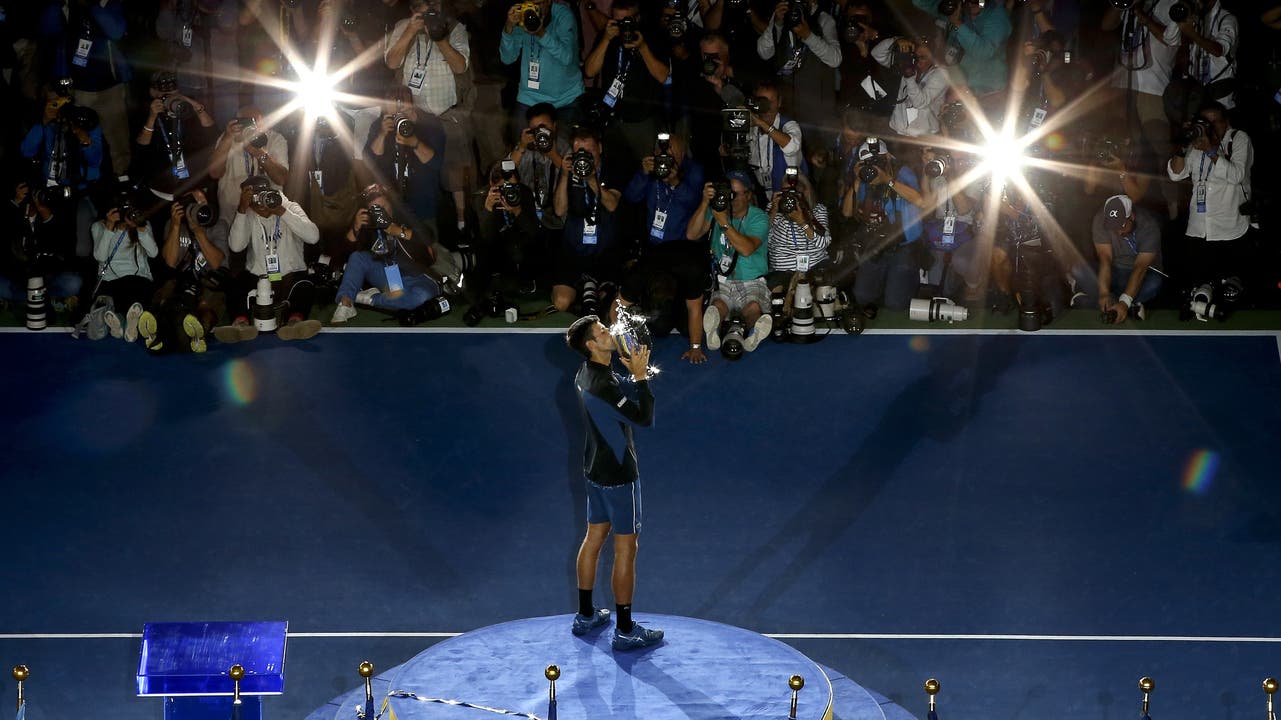 Novak Djokovic lässt sich bei der Siegerehrung ablichten.
