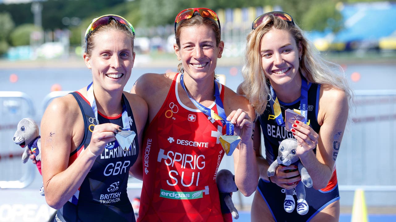 Die drei Medaillengewinnerinnen lassen sich feiern: Jessica Learmonth (v.l.), Nicola Spirig und Cassandre Beaugrand.