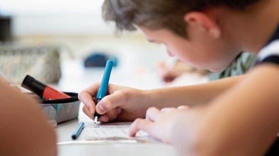 Schüler vernachlässigen vor lauter Handy und Computer immer häufiger die Handschrift.