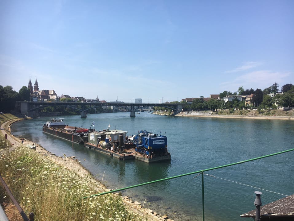 Auf dem Rhein schwimmt ein Bagger.