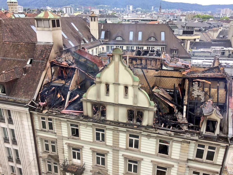 Der ausgebrannte Dachstock des Gebäudes beim Zürcher Hauptbahnhof, das in der Nacht auf Samstag brannte.
