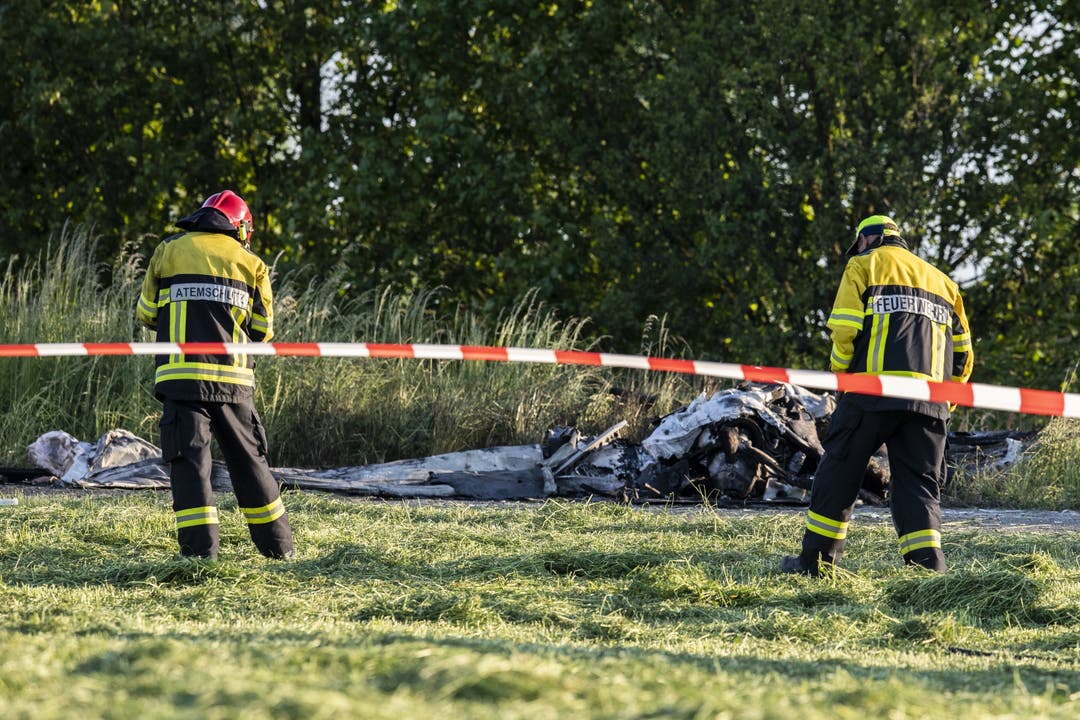 Auf dem Birrfeld ist am Dienstagabend ein Kleinflugzeug abgestürzt und in Flammen aufgegangen. Der erfahrene Pilot, der auf dem nahe gelegenen Flugplatz gestartet war, kam beim Absturz ums Leben.