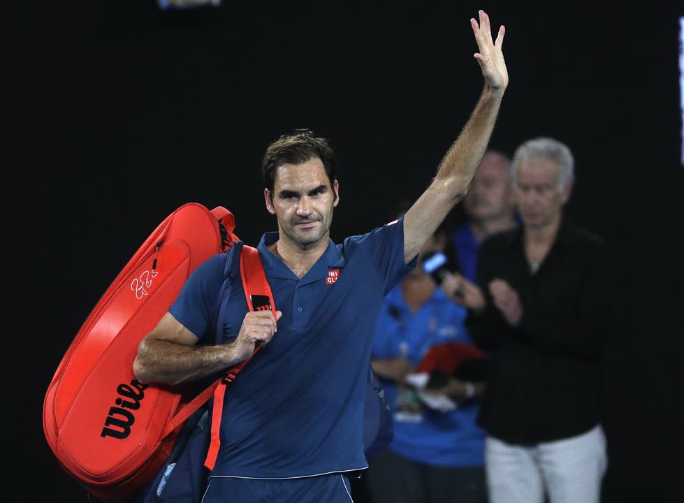 Roger Federer verlässt die Rod Laver Arena in Melbourne.