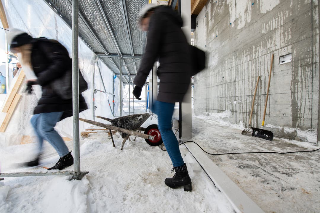  Baustellenbesucher treffen auch noch vor dem Neubau auf eine Schnee- und Matschschicht.