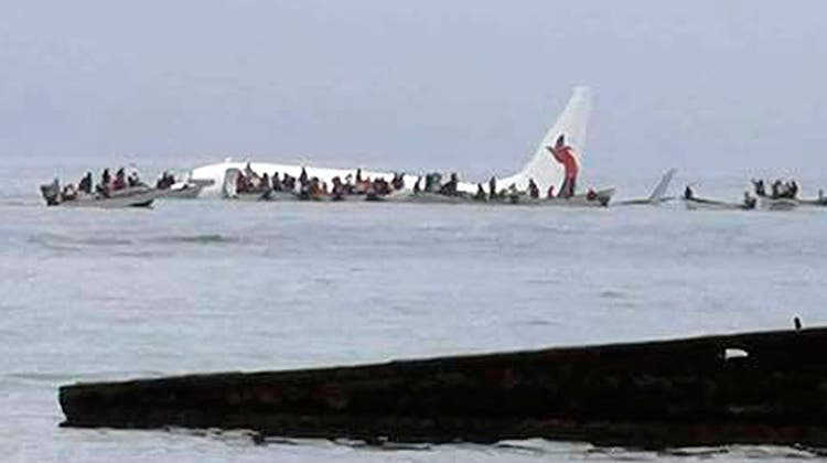 Boeing geht in Traumlagune nieder – Einheimische retten Passagiere mit Booten
