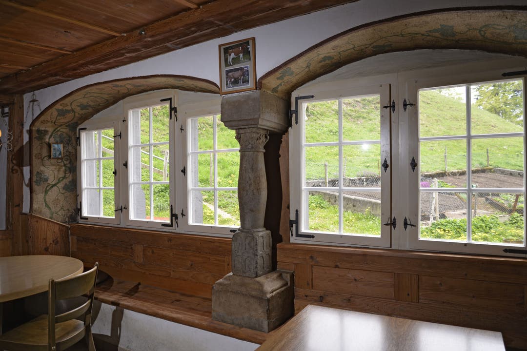 Die Fensterfront in der Gaststube, die steinernen Fenstergewänder sind mit bemalter Jute bezogen