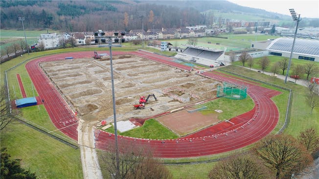 Derzeit wird die Rasenfläche im Stadion Kleinholz erneuert; ab Herbst kommenden Jahres sollen Kunststoffbahnen und Beleuchtung saniert werden.