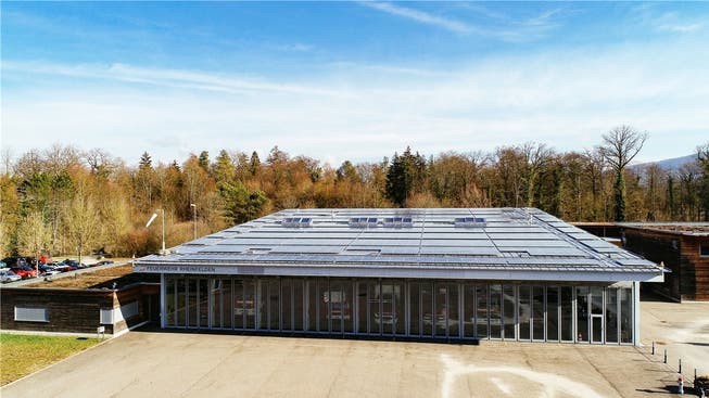 596 Solar-Module wurden auf dem Rheinfelder Feuerwehrmagazin installiert. zvg