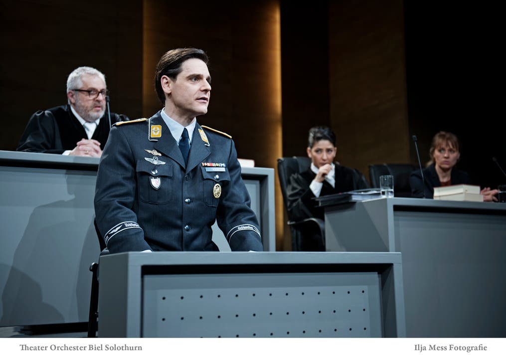 «Terror» Günter Baumann spielte in diesem Stück den Richter (oben), Jan-Philipp Walter Heinzel wehrt sich als Angeklagter Koch.