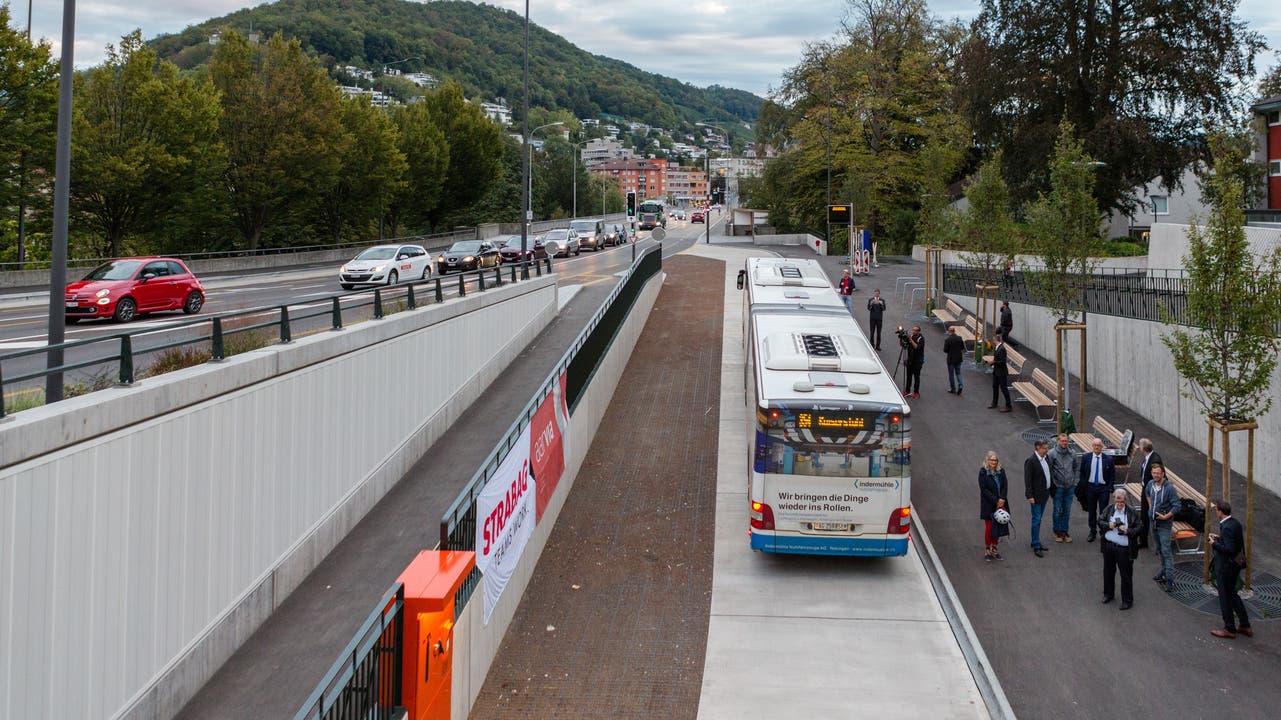 Erste Busfahrt durch den neuen Bustunnel unterhalb des Cordulaplatzes in Baden.