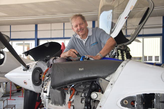 Flugzeugmechaniker René Vock (62) kennt sich bei vielen Flugzeugtypen aus.