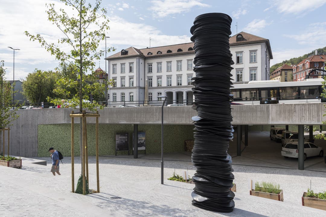Kunst am Bau Im Juni installierte der Künstler Kilian Rüthemann seinen "Stack" am frisch sanierten Badener Schulhausplatz.