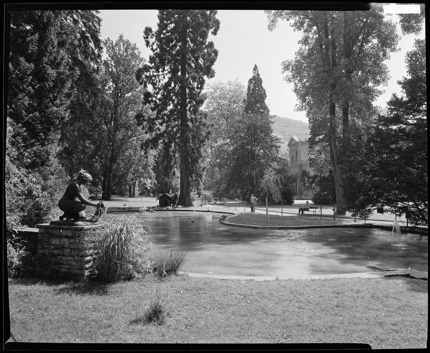 Neues Bistro im Kurpark Blick auf den Entenweiher im Kurpark mit Eduard Spörris Skulptur "Badende" um 1947.