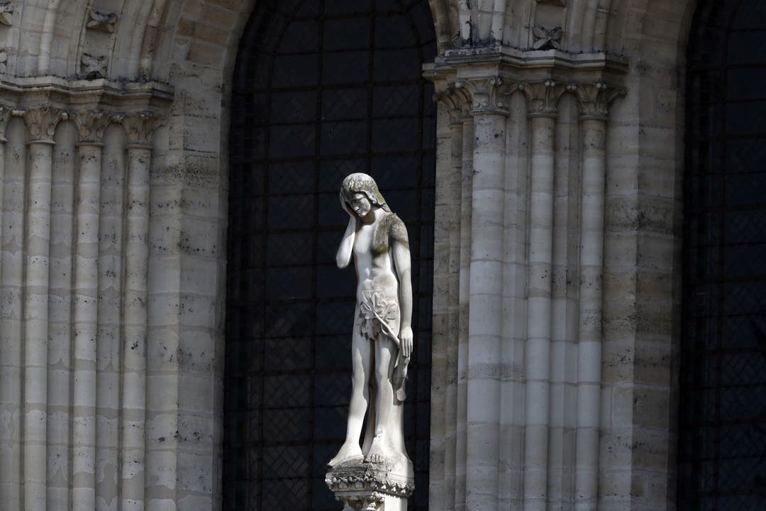 Eine Statue vor Notre-Dame.