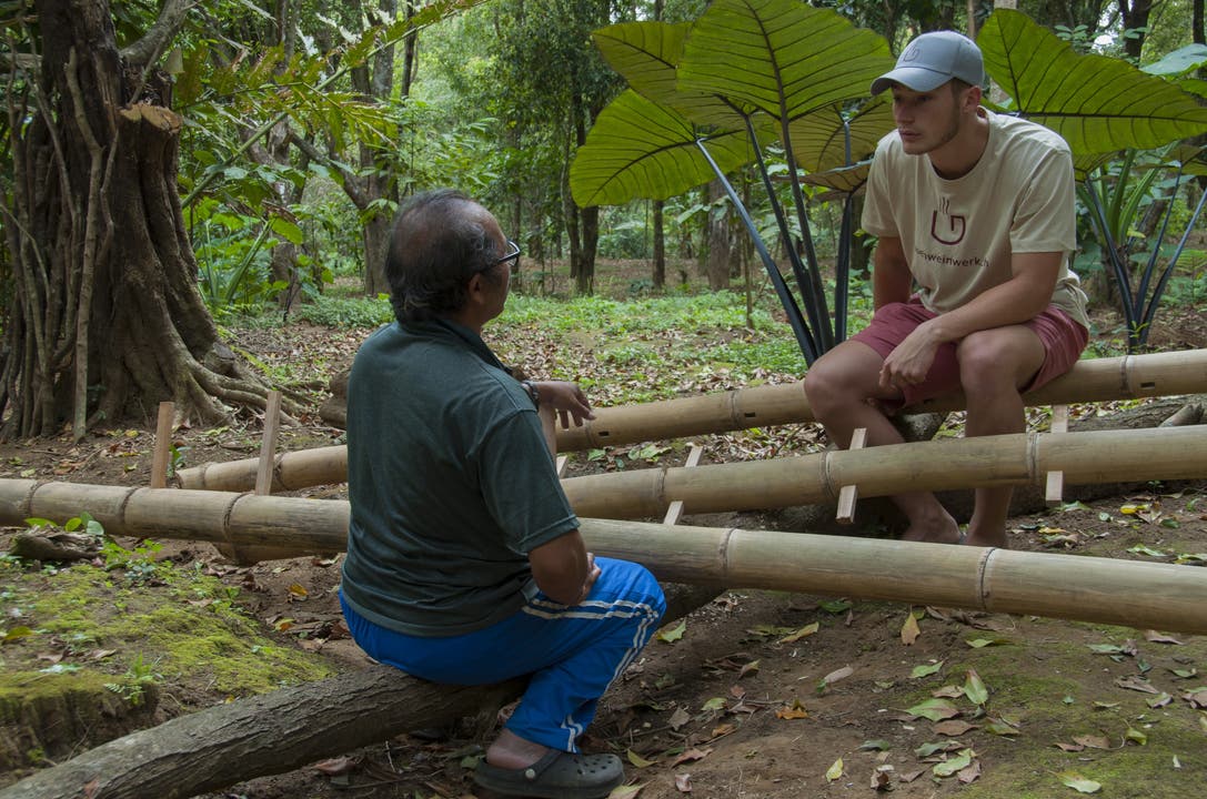Mirko Hess im Gespräch mit einem Arbeiter auf einer Nelkenplantage in Munduk, Bali, Indonesien.