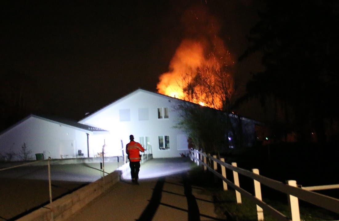 Aesch ZH, 12. April: Bei einem Dachstockbrand in einem Einfamilienhaus in Aesch (Gemeinde Neftenbach) ist in der Nacht auf Freitag ein Schaden von mehr als 100'000 Franken entstanden. Vier Bewohner wurden evakuiert. Verletzte gab es keine.