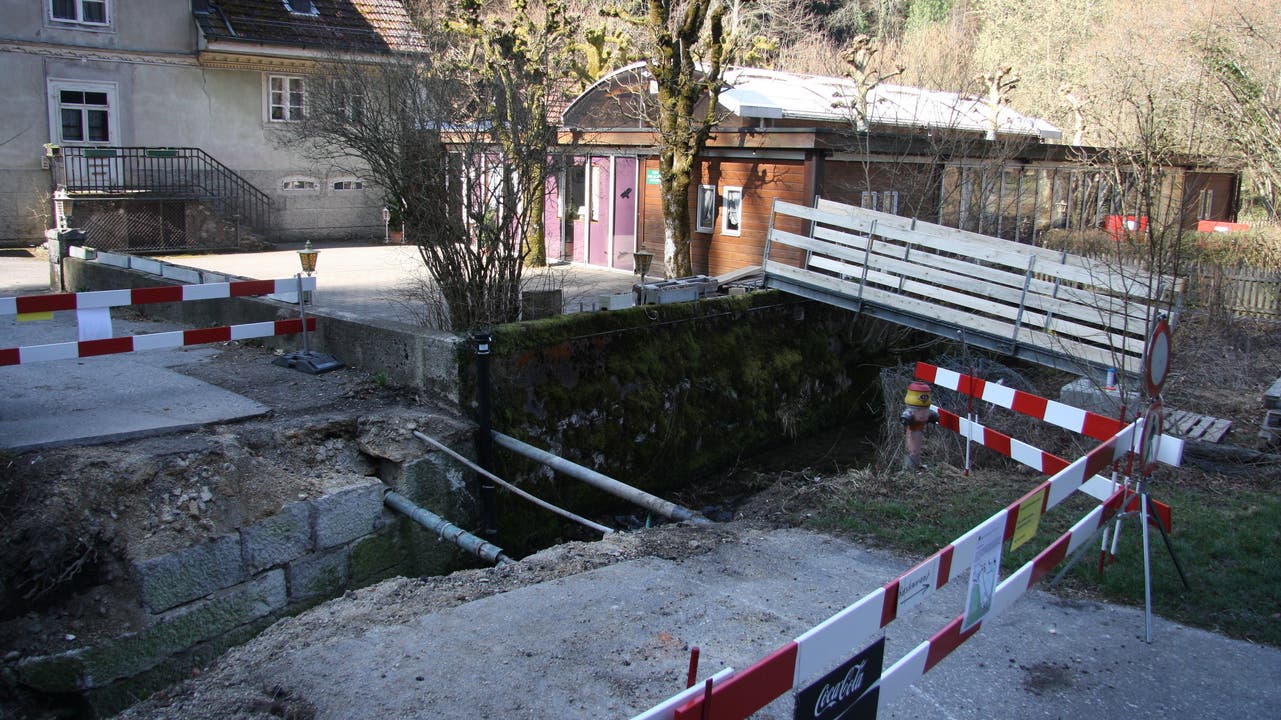  Gleich neben der Einsturzstelle wurde die Notbrücke errichtet.