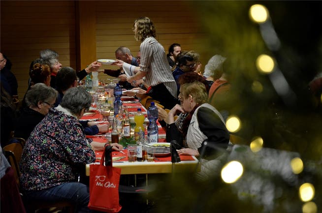 Gäste, Helfer und der Vorstand des Sozialwerks Hope feierten in Wettingen zusammen Weihnachten.DVi