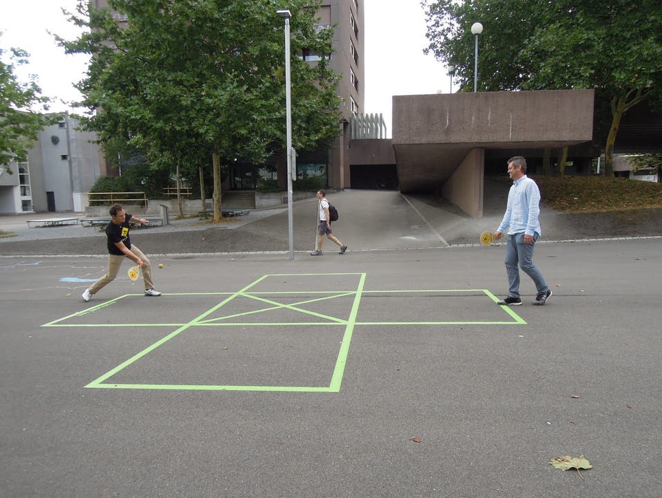 Street-Racket-Gründer Martin Straub (vorne im Bild) demonstriert das von ihm erfundene Spiel zusammen mit Ralph Steimle, von der städtischen Abteilung Sportförderung, auf dem Areal der Sporthalle Hardau in Zürich.