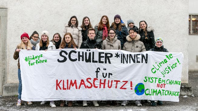 Auch in Solothurn demonstrieren am Freitag Schüler mit einem Streik für einen wirksamen Klimaschutz. Hier ein Bild aus Wettingen AG. (Archiv)